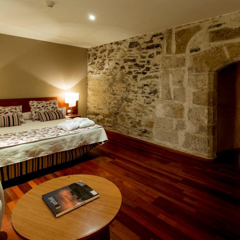 Habitación de hotel estilo Parador en Cáceres